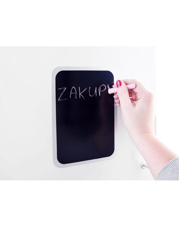 Didelė medinė virtuvė su orkaite ir šaldytuvu