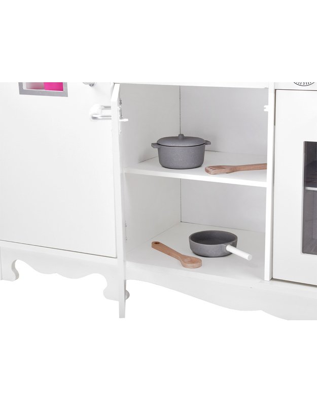 Didelė medinė virtuvė su orkaite ir šaldytuvu