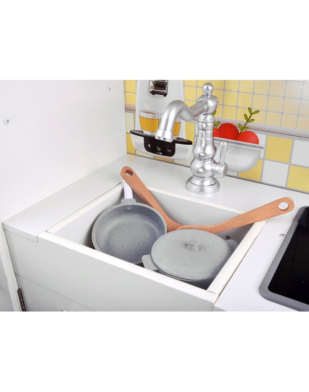 Didelė medinė virtuvė su orkaite ir šaldytuvu