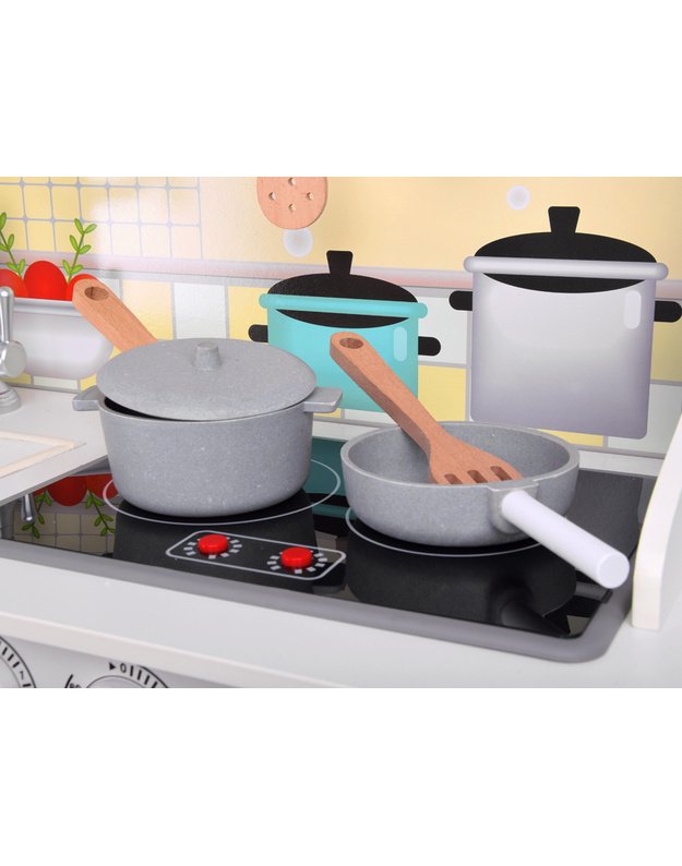 Didelė medinė virtuvė su orkaite ir šaldytuvu