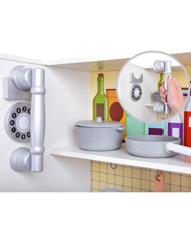 Didelė medinė virtuvė su orkaite ir šaldytuvu