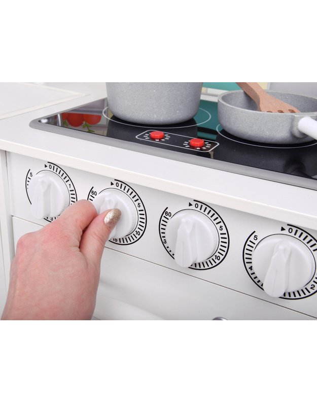 Didelė medinė virtuvė su orkaite ir šaldytuvu