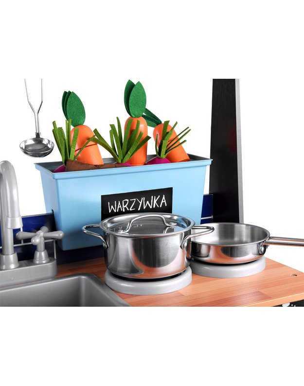 Lofto stiliaus medinė virtuvė su priedais