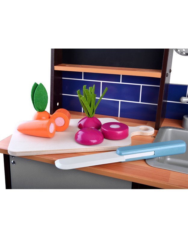 Lofto stiliaus medinė virtuvė su priedais