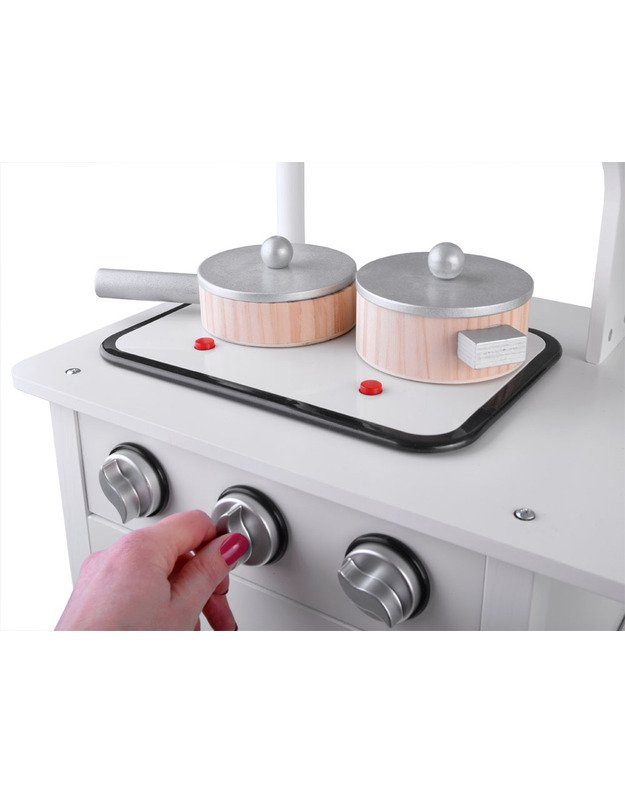 Medinė virtuvė su garso ir šviesos efektais