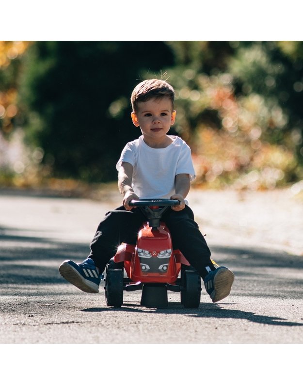 Massey Ferguson Traktorius su priekaba